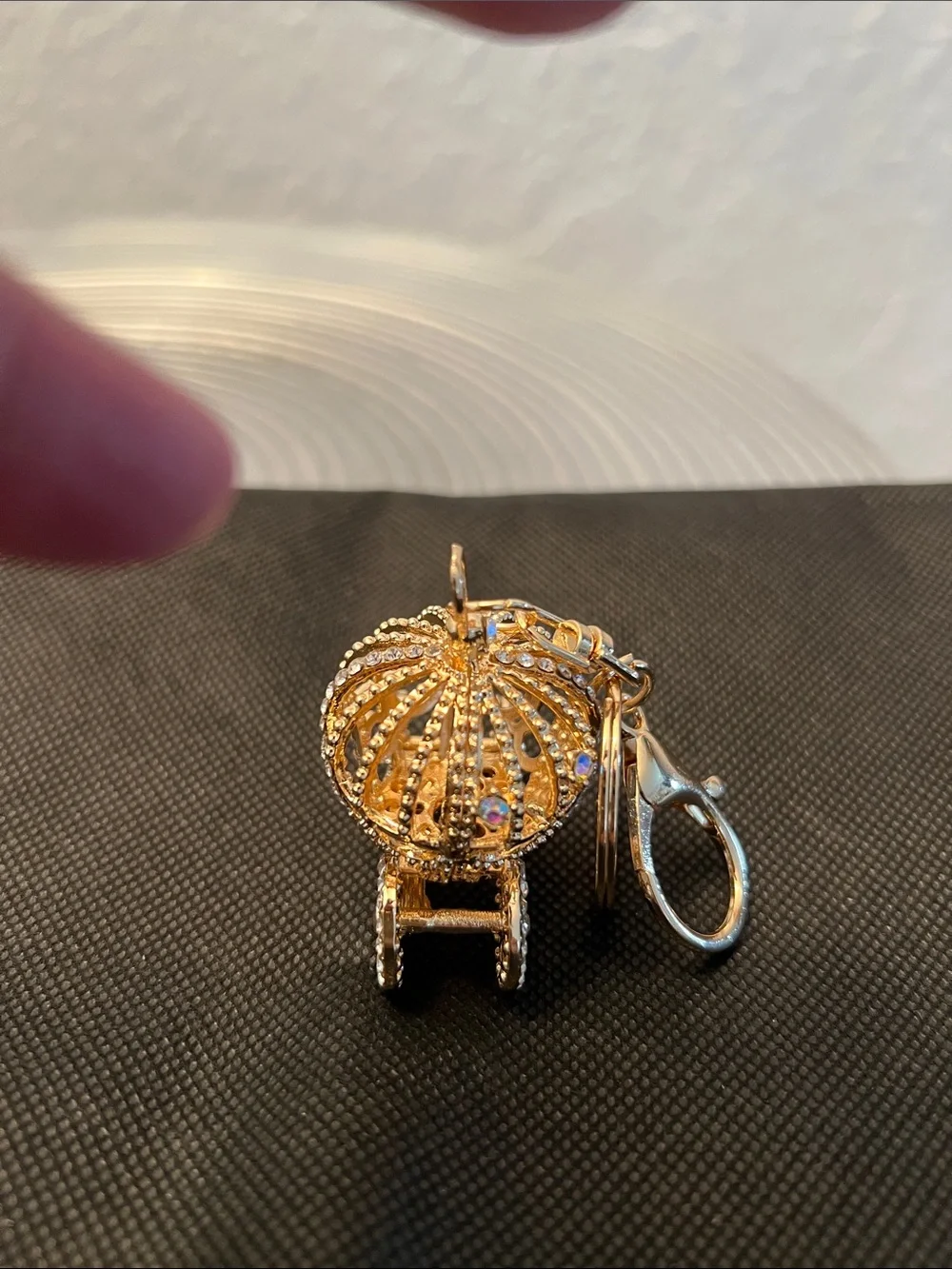CARRIAGE KEYCHAIN